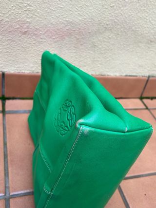 Bolso verde con asas naranjas