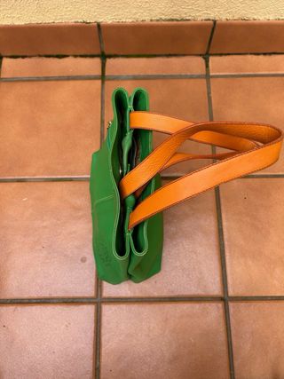 Bolso verde con asas naranjas