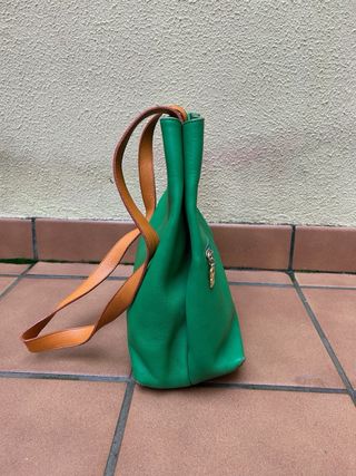 Bolso verde con asas naranjas