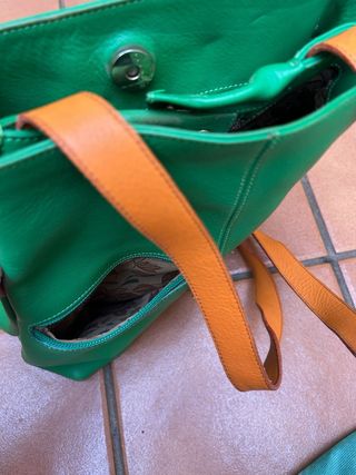 Bolso verde con asas naranjas