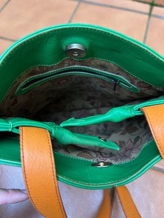 Bolso verde con asas naranjas