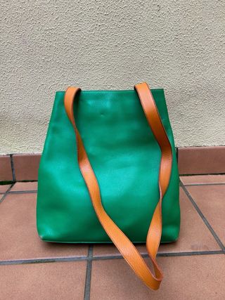 Bolso verde con asas naranjas
