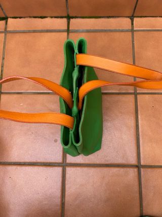 Bolso verde con asas naranjas