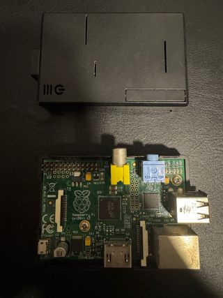 Raspberry Pi Modelo B Rev 2.0 con carcasa negra