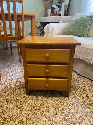 Mesita de noche de pino robusta