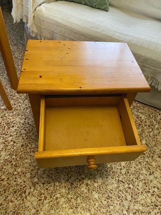 Mesita de noche de pino robusta