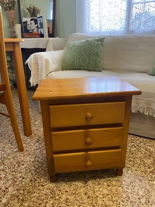 Mesita de noche de pino robusta
