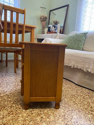Mesita de noche de pino robusta