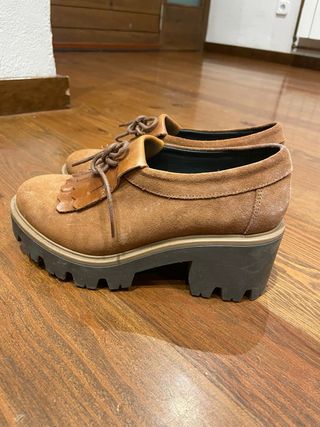 Zapatos Claudia Marrones