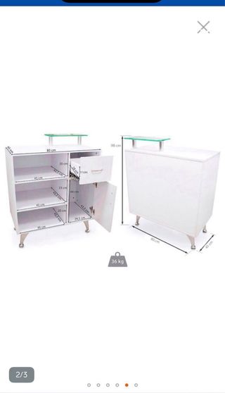 Mostrador blanco con patas metálicas