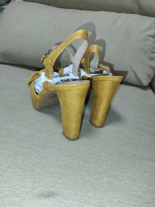 Sandalias doradas plataforma lazo
