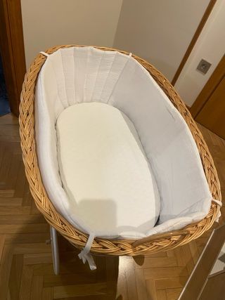 Moisés madera y mimbre con ruedas sin estrenar