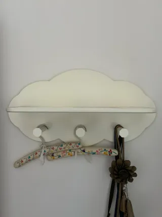 Perchero de pared, de madera, con forma de nube