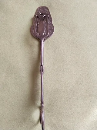 Pinzas de metal y plata para servir