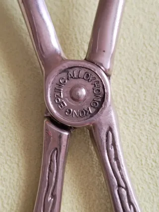 Pinzas de metal y plata para servir