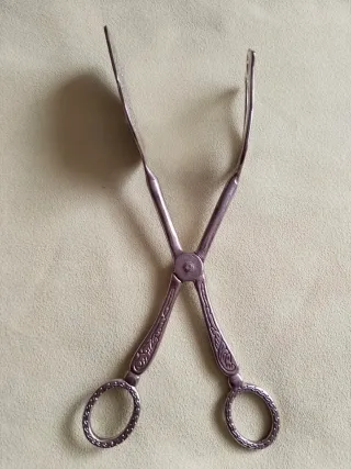 Pinzas de metal y plata para servir