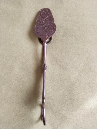 Pinzas de metal y plata para servir