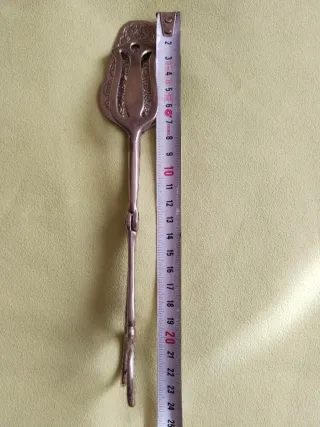 Pinzas de metal y plata para servir