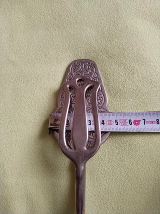 Pinzas de metal y plata para servir