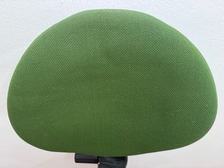 Silla de oficina verde con ruedas