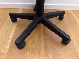 Silla de oficina verde con ruedas