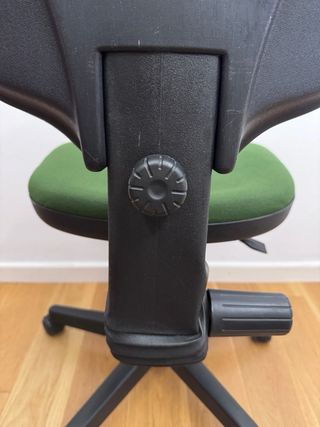 Silla de oficina verde con ruedas