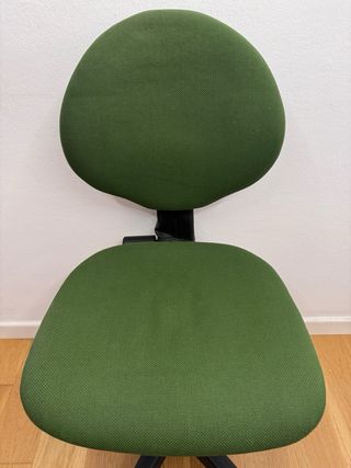 Silla de oficina verde con ruedas