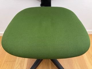 Silla de oficina verde con ruedas