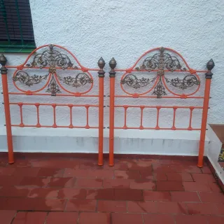 Cabeceros de forja dorados y naranjas. Camas 090..