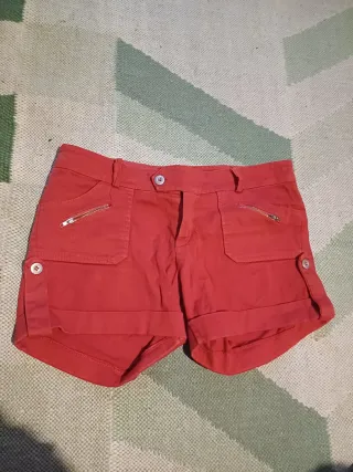 Shorts rojos con cremallera