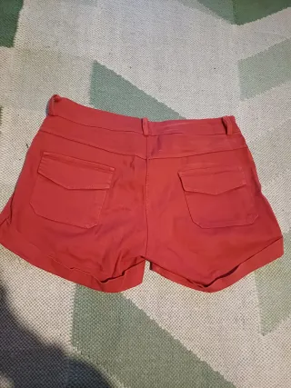 Shorts rojos con cremallera