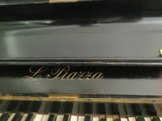 Piano clásico negro