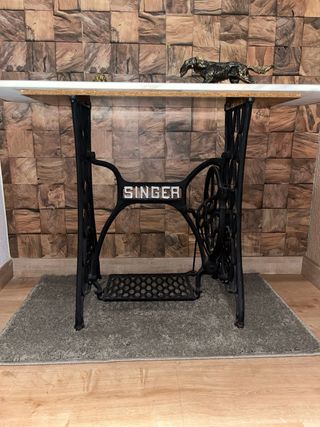 Mesa antigua de mármol con base Singer
