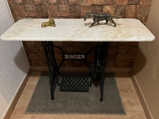 Mesa antigua de mármol con base Singer