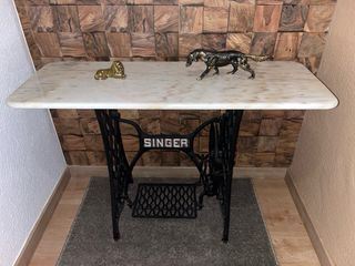 Mesa antigua de mármol con base Singer