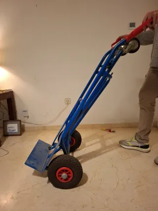 Carretilla convertible en carrito.