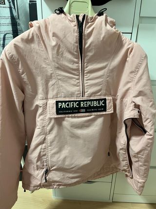 Anorak rosa con capucha