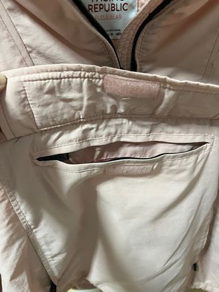 Anorak rosa con capucha