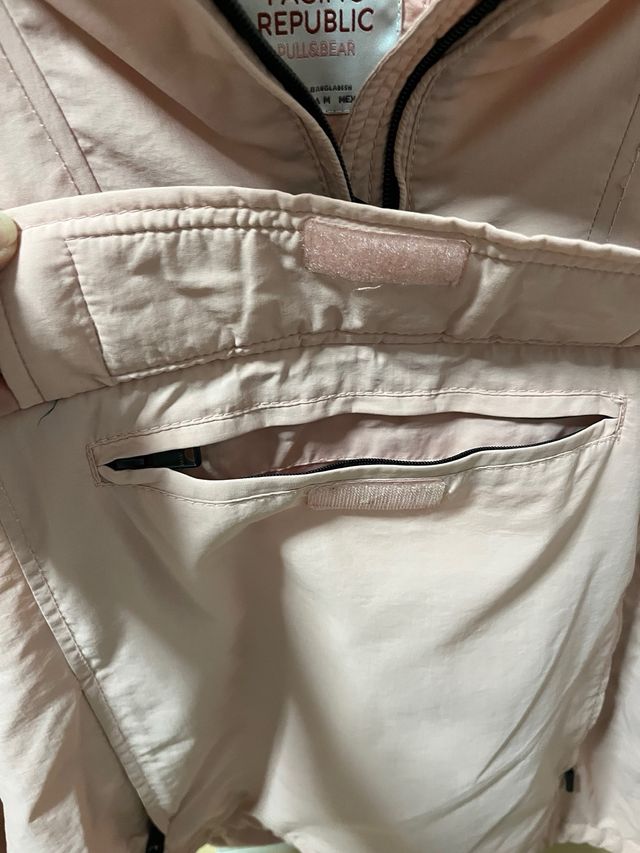 Anorak rosa con capucha