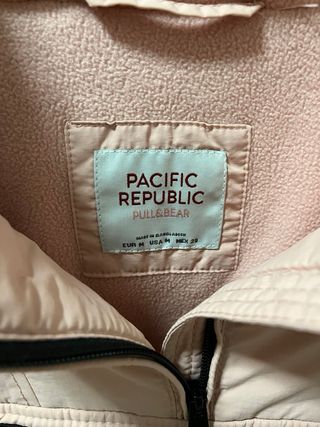 Anorak rosa con capucha