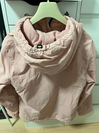 Anorak rosa con capucha