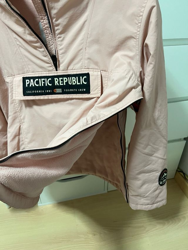 Anorak rosa con capucha