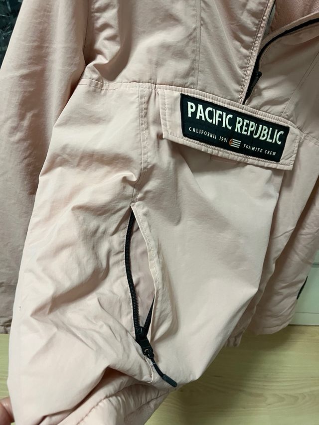 Anorak rosa con capucha