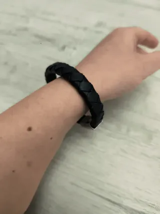 Pulsera trenzada Hassu negra y plateada