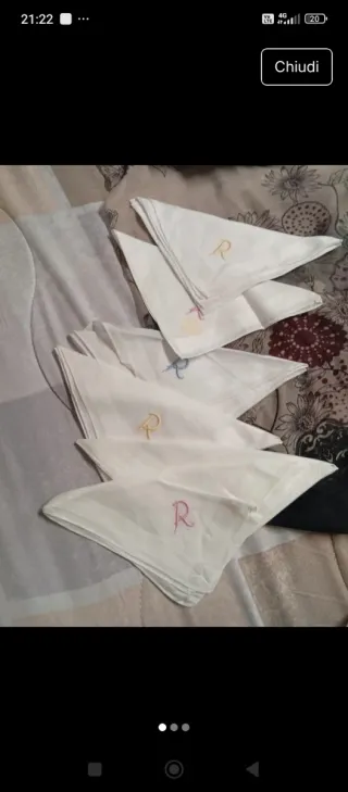 Fazzoletti con iniziali ricamate