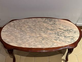 Mesa de centro ovalada con tapa de mármol