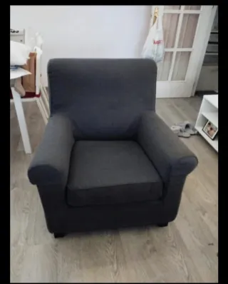 Sillón de tela gris oscuro