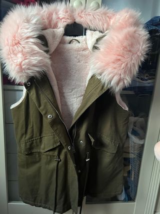 Chaleco verde con pelo rosa