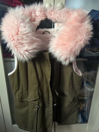 Chaleco verde con pelo rosa
