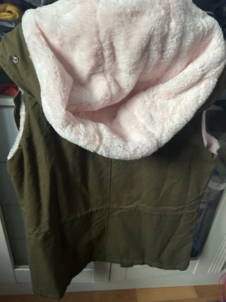 Chaleco verde con pelo rosa
